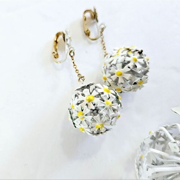 Vintage 1960's Demi Parure Large Metal Enameled Daisy Brooch Pin Earrings Set - Picture 6 of 9
